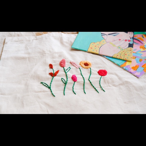 Wildflower hand embroidered tote bag, minimalistic boho chic shopping bag - Picture 4 of 6